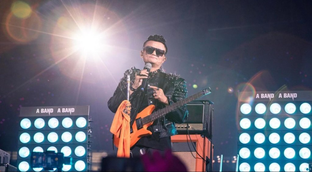 Jack Ma vestido de astro do rock